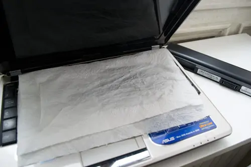 Eponger le clavier à l'aide de papier absorbant Eponger le clavier à l'aide de papier absorbant