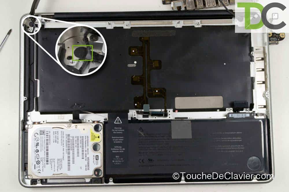 Décollez l'adhésif de l'interrupteur du MacBook Pro Unibody 13"