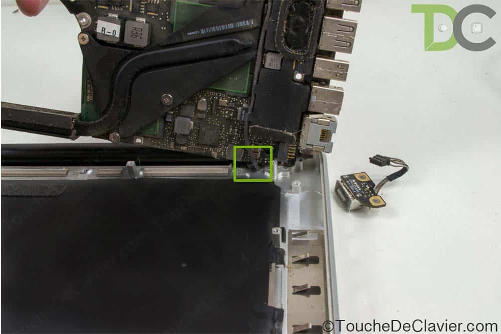 Retirer la carte mère du MacBook Pro Unibody 13"