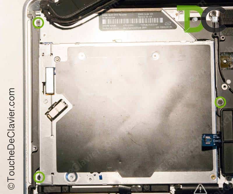Retirer les vis du lecteur optique du MacBook Pro Unibody 13"