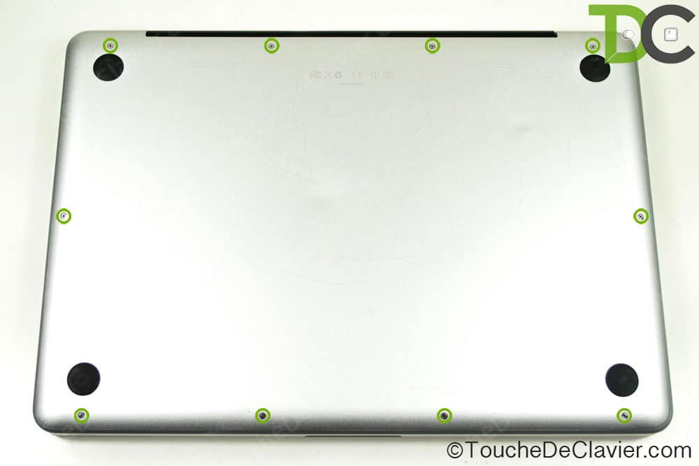 Dévisser la coque arrière du MacBook pro Unibody 13"
