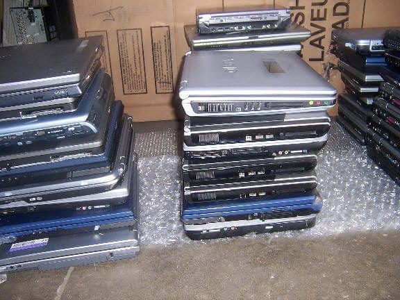 Pile d'ordinateurs d'occasion