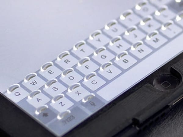 un clavier physique grâce à une coque, c'est Phorm.